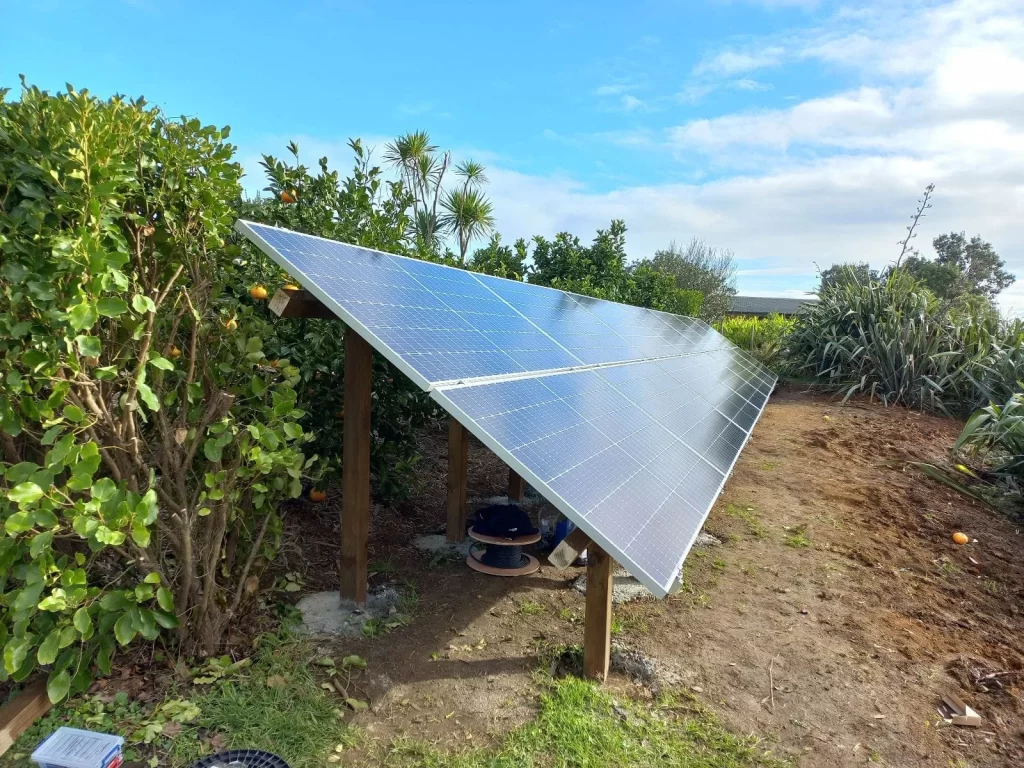Ombrière photovoltaïque champ agricole